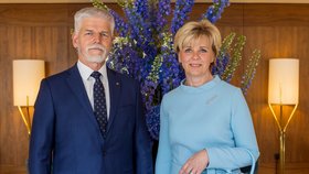 Prezident Petr Pavel s manželkou Evou před cestou do Buckinghamského paláce. (5.5.2023)