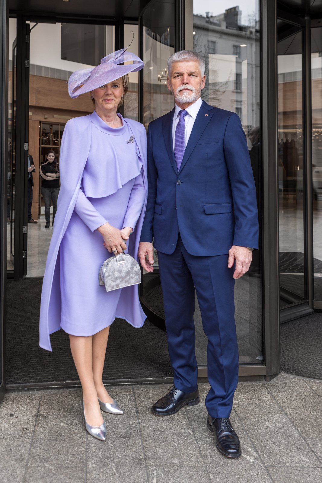 Prezident Petr Pavel s první dámou Evu při cestě do Westminsterského opatství. (6.5.2023)