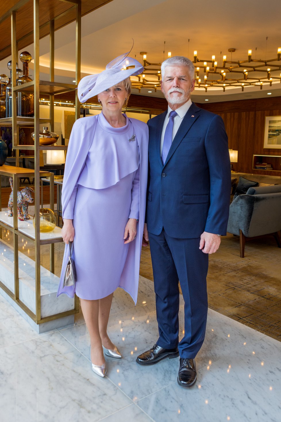 Prezident Petr Pavel s první dámou Evou při cestě do Westminsterského opatství (6. 5. 2023)