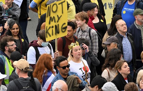 „Karel není můj král!“ Centrum Londýna obsadili odpůrci monarchie, policie zatýkala