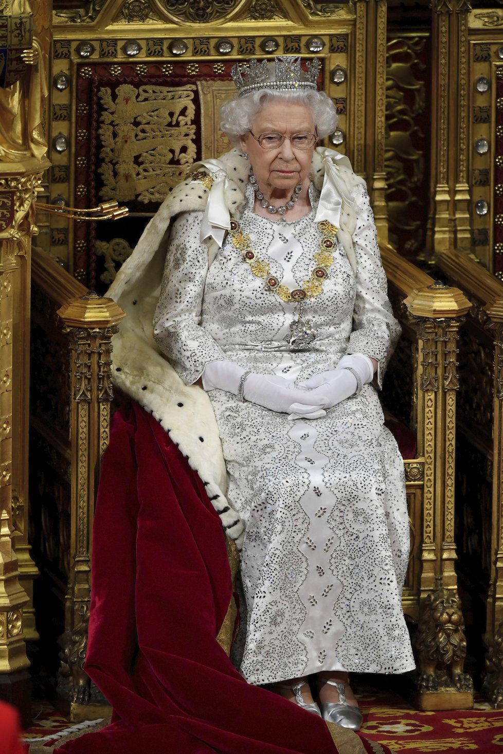 Britská královna slavnostně zahájila novou parlamentní schůzi (14. 10. 2019).
