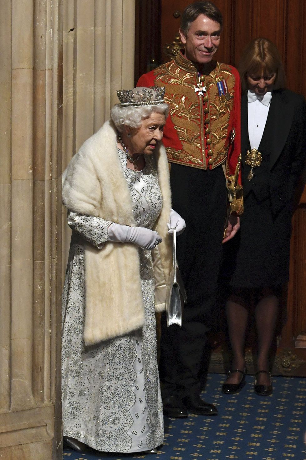 Britská královna slavnostně zahájila novou parlamentní schůzi. (14. 10. 2019)