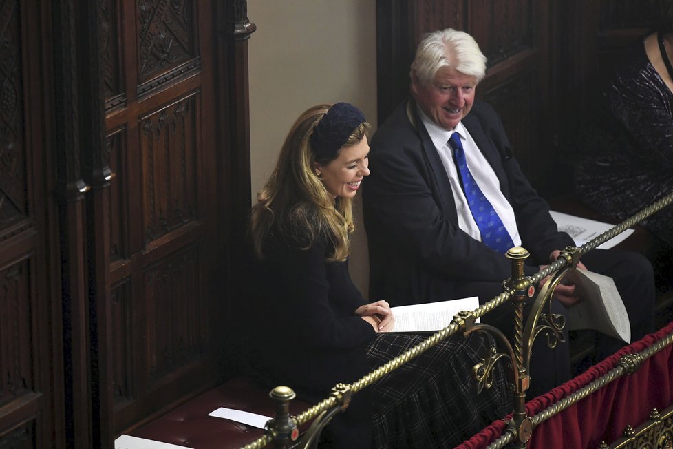 Britská královna slavnostně zahájila novou parlamentní schůzi, (14.10.2019). Do parlamentu dorazila i přítelkyně premiéra Johnsona Carrie Symondsová. Společnost jí dělal premiérův otec Stanley.