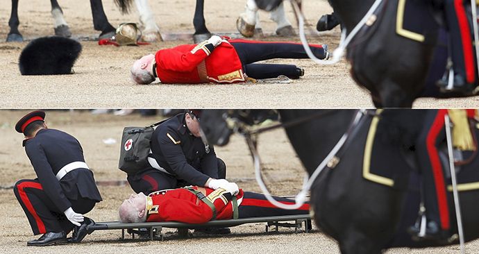 Během oslav narozenin královny Alžběty II. jeden ze členů stráže spadl z koně
