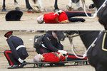 Během oslav narozenin královny Alžběty II. jeden ze členů stráže spadl z koně