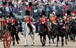 Během oslav narozenin královny Alžběty II. jeden ze členů stráže spadl z koně (8. 6. 2019)