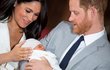 Britský princ Harry a Meghan, drží svého syna, který se narodil v pondělí ráno v St. George&#39;s Hall na zámku Windsor, v Berkshire, Británie 8. května 2019