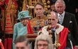 Britská královna Alžběta a princ Charles postupují královskou galerií ke státnímu otevření parlamentu v paláci ve Westminsteru v Londýně 19. prosince 2019