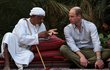 Britský princ William hovoří s místním při návštěvě Suwaih ve Wadi al Arbeieen, Omán, 4. prosince 2019