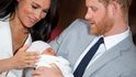 Princ Harry a vévodkyně Meghan, drží jejich syna, který se narodil ráno v pondělí 8. května v St. George&#39;s Hall na zámku Windsor.