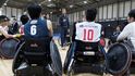 Princ Harry se v Tokiu setkává s ragbyovými atlety na invalidním vozíku v hale Nippon Foundation Para Arena, 2. listopadu 2019