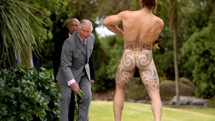 Princ Charles zvedl &#39;šipku&#39;, při vítání maorského válečníka k Takanhanga Marae v Kaikoura, Nový Zéland, 23. listopadu 2019.