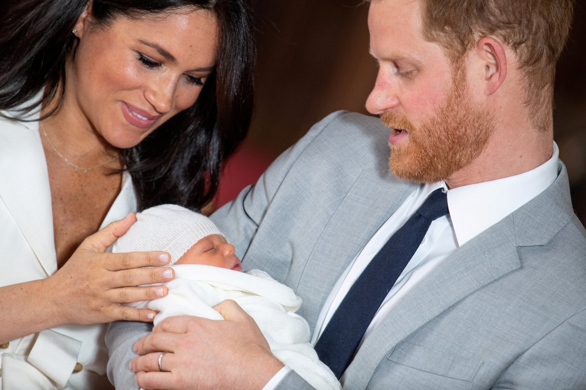 Britský princ Harry a Meghan, drží svého syna, který se narodil v pondělí ráno v St. George&#39;s Hall na zámku Windsor, v Berkshire, Británie 8. května 2019