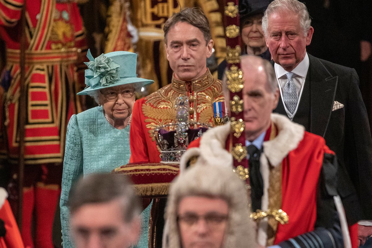 Britská královna Alžběta a princ Charles postupují královskou galerií ke státnímu otevření parlamentu v paláci ve Westminsteru v Londýně 19. prosince 2019