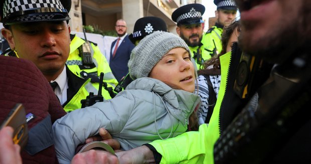 Dohra protestu proti ropným firmám v Londýně. Policie sebrala aktivistku Gretu 