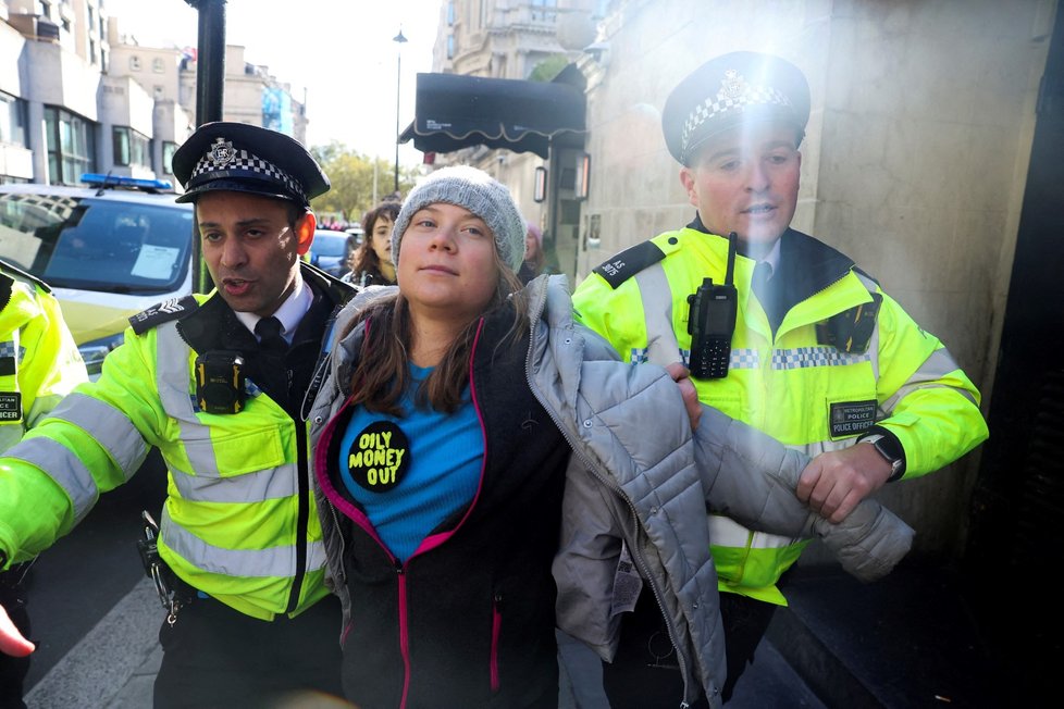 Policie zadržela aktivistku Gretu Thunbergovou. (17. 10. 2023)