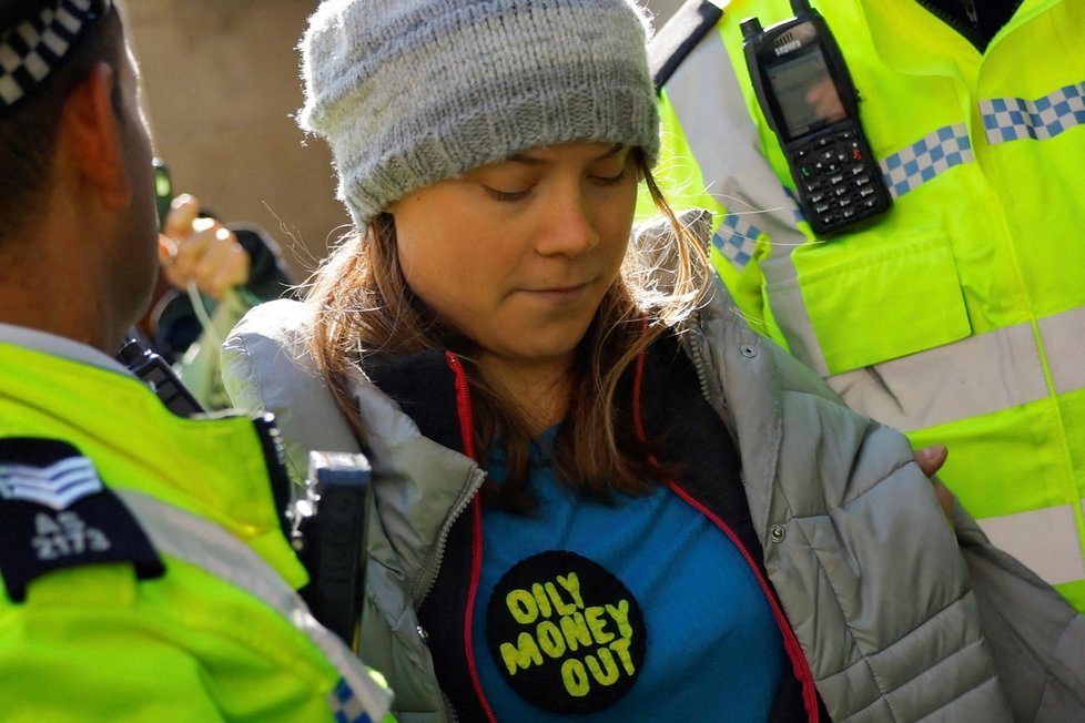 Policie zadržela aktivistku Gretu Thunbergovou. (17. 10. 2023)