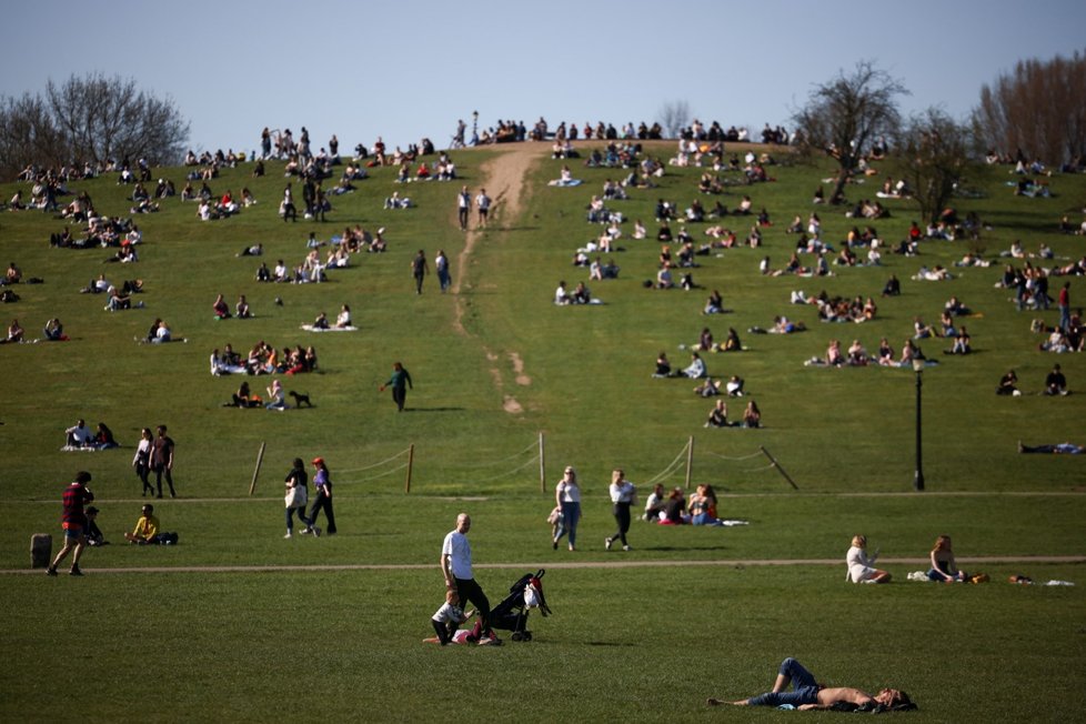 Britové si po částečném uvolnění restrikcí užívají slunečné počasí v parcích.