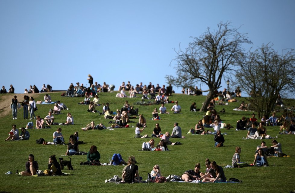 Britové si po částečném uvolnění restrikcí užívají slunečné počasí v parcích.