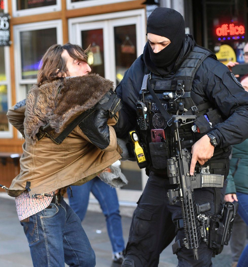 Policie okolí London Bridge vyklidila.