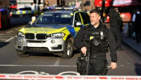 Policie okolí London Bridge uzavřela.