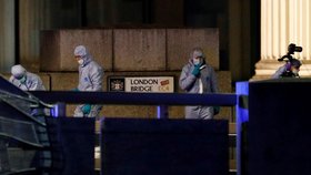 Na London Bridge pracují ještě několik hodin po útoku forenzní technici. (29.11.2019)