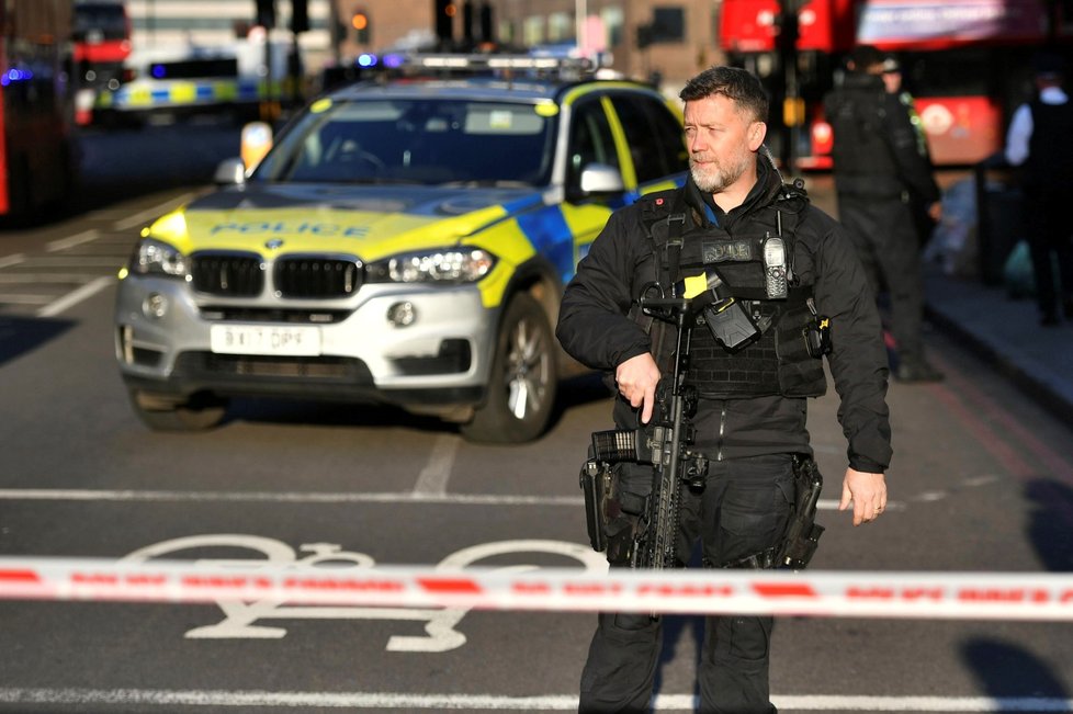 Policie okolí London Bridge uzavřela.