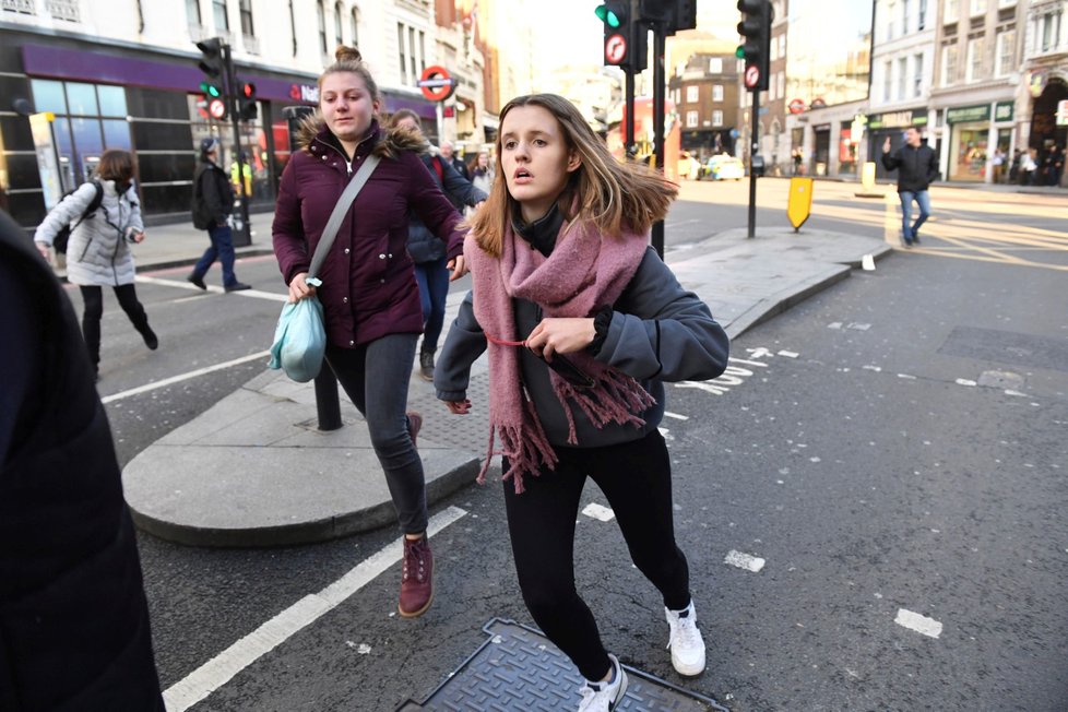 Policie okolí London Bridge uzavřela.