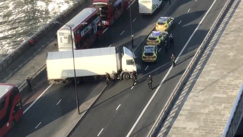 Zásah policie na London Bridge.