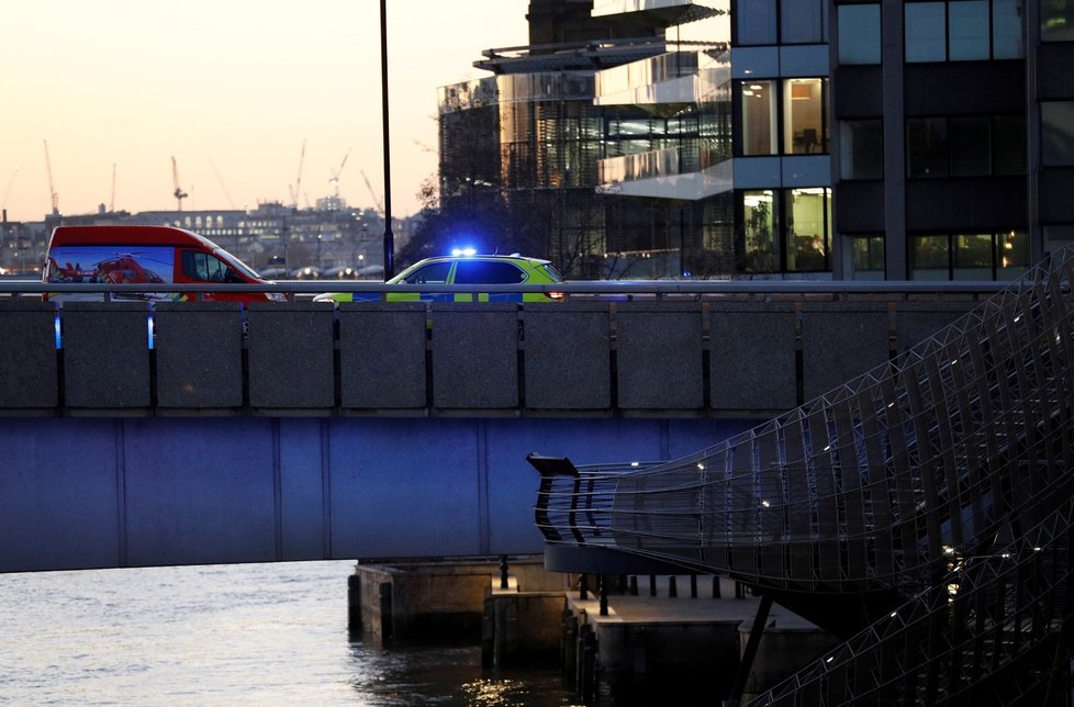 Policie po útoku uzavřela London Bridge.