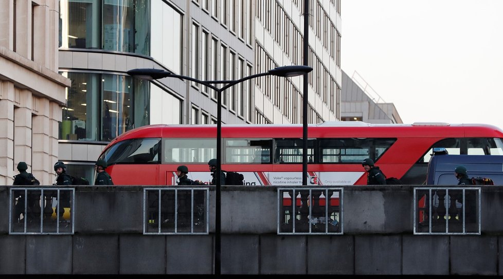 Policie po útoku uzavřela London Bridge.