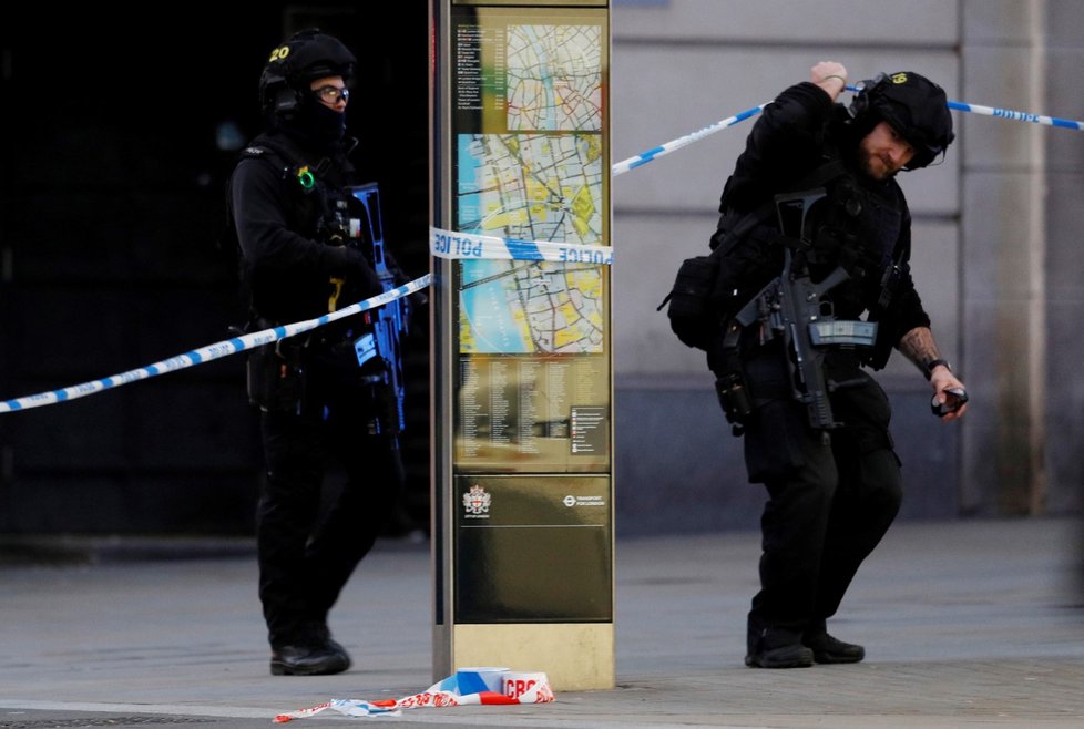 Policie po útoku uzavřela London Bridge.