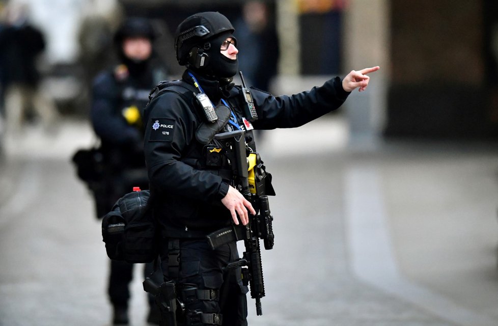 Policie po útoku uzavřela London Bridge.