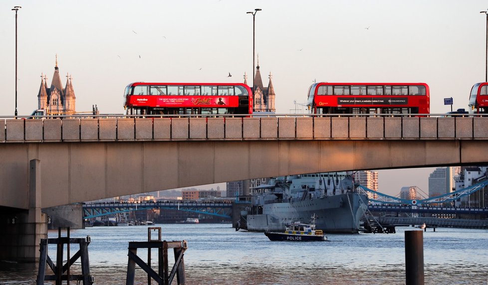 Policie po útoku uzavřela London Bridge.