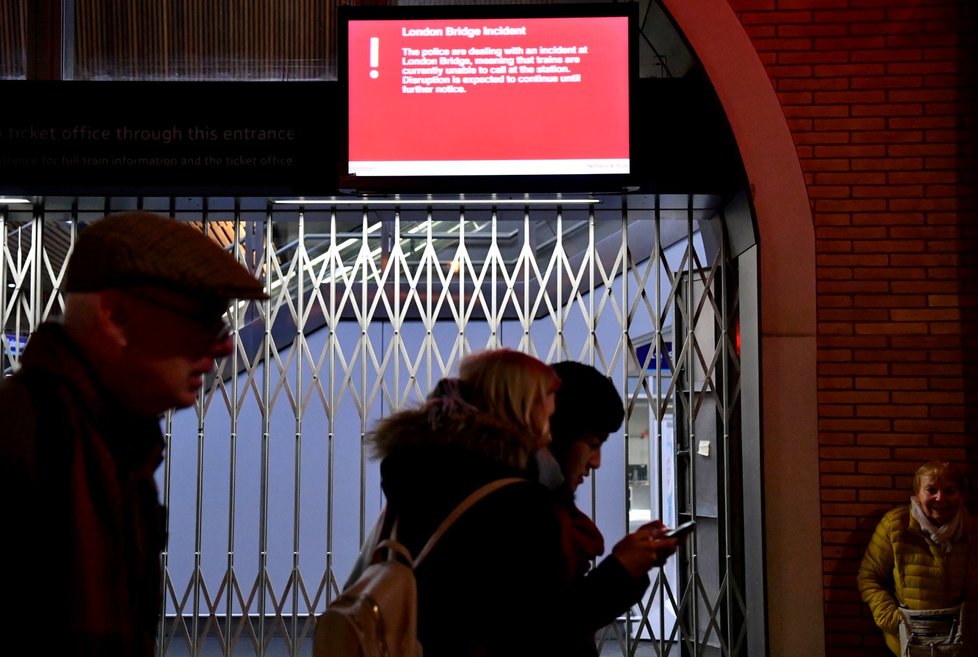 Na London Bridge pracují ještě několik hodin po útoku forenzní technici. (29.11.2019)