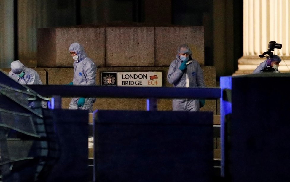 Na London Bridge pracují ještě několik hodin po útoku forenzní technici. (29. 11. 2019)