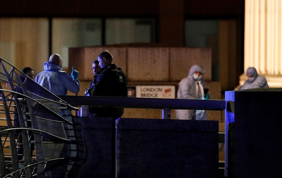 Na London Bridge pracují ještě několik hodin po útoku forenzní technici. (29. 11. 2019)