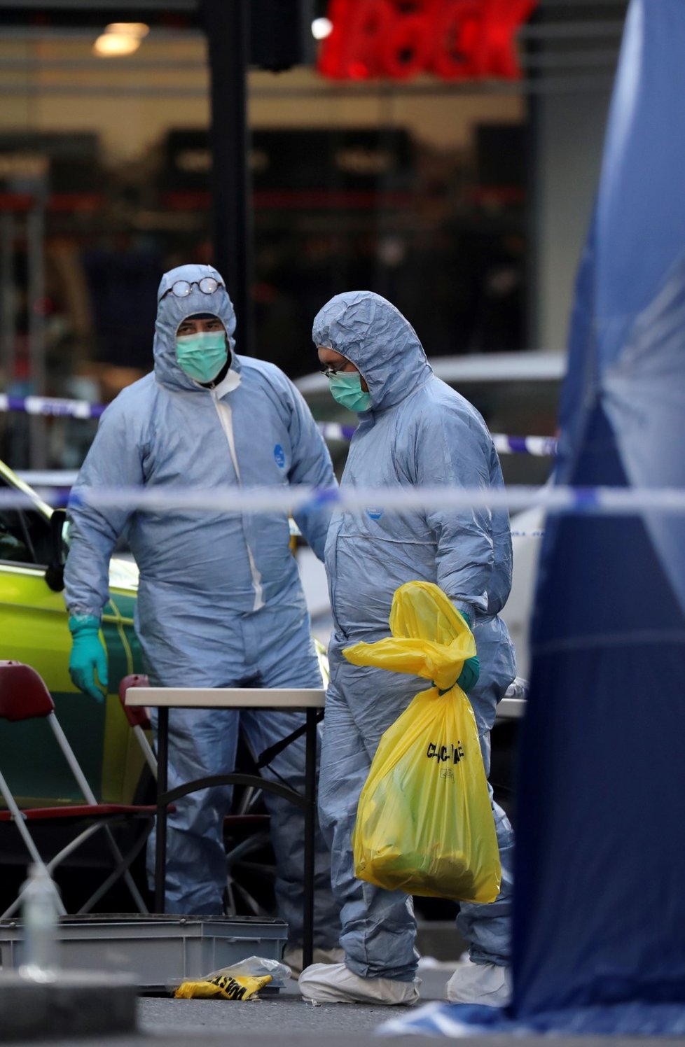 London Bridge zůstává i den po útoku uzavřený, na místě pracují forenzní technici.