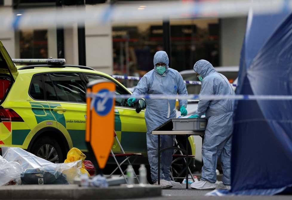 London Bridge zůstává i den po útoku uzavřený, na místě pracují forenzní technici.