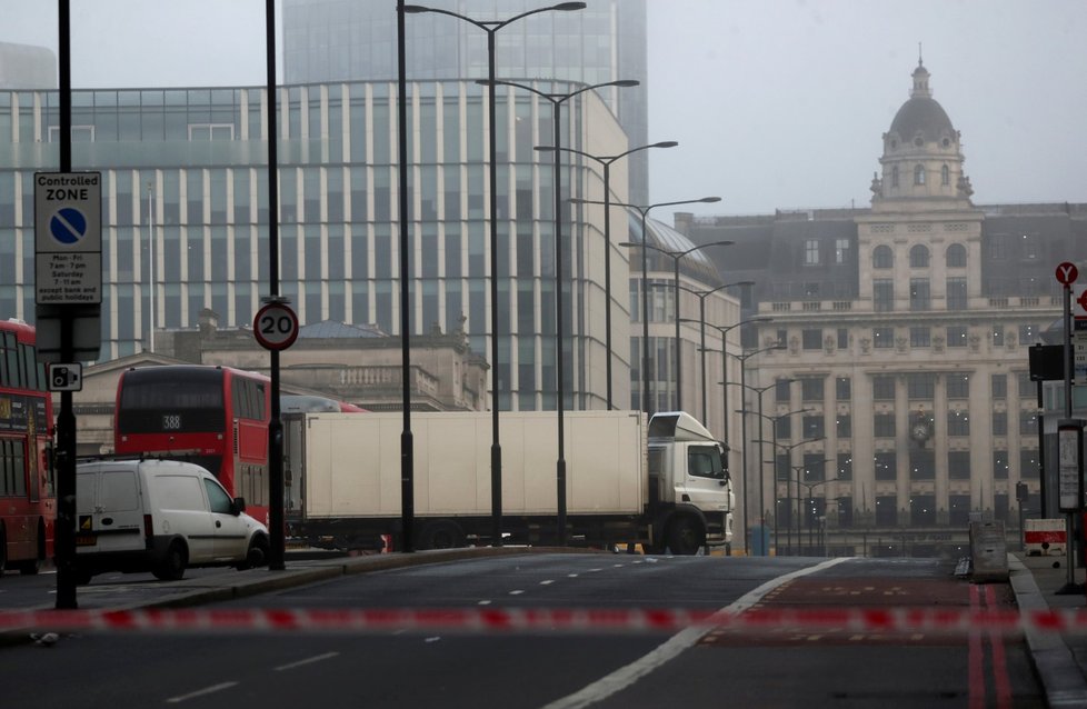 London Bridge zůstává i den po útoku uzavřený.