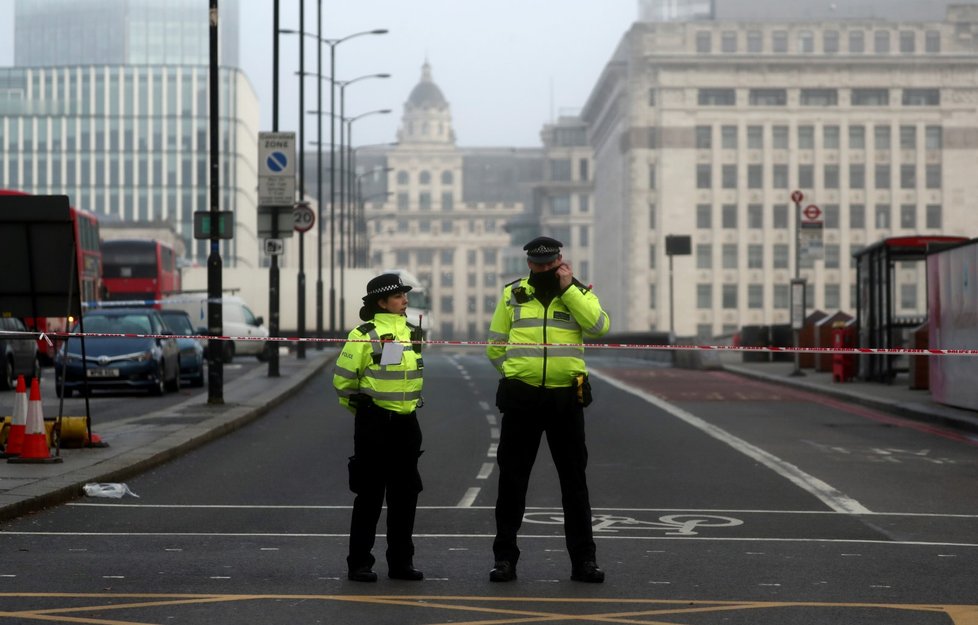 London Bridge zůstává i den po útoku uzavřený.