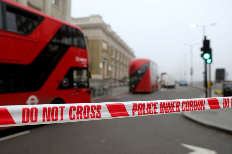 London Bridge zůstává i den po útoku uzavřený.