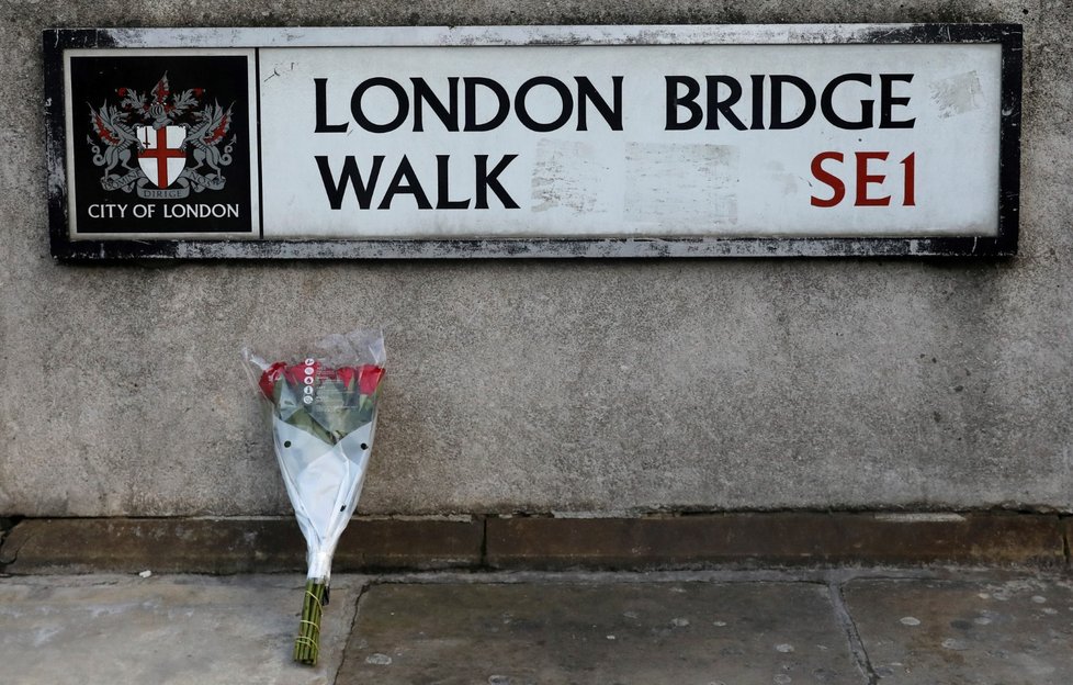 London Bridge zůstává i den po útoku uzavřený, na místě se objevují první květiny.