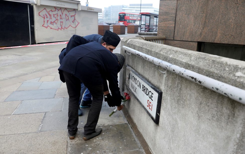 London Bridge zůstává i den po útoku uzavřený, na místě se objevují první květiny.