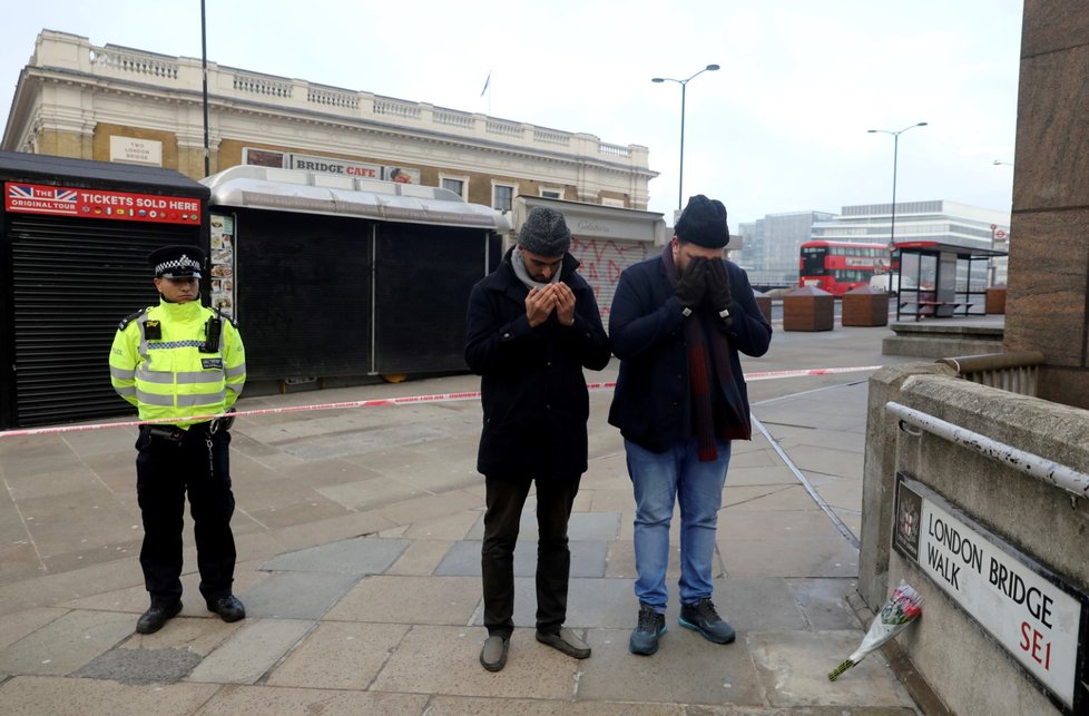 London Bridge zůstává i den po útoku uzavřený, na místě se objevují první květiny.