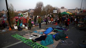 Policie v britské metropoli už zatkla skoro 300 ekologických aktivistů, kteří zde od pondělka narušují dopravu ve snaze vynutit si kroky vlády proti klimatickým změnám. (17.4.2019)