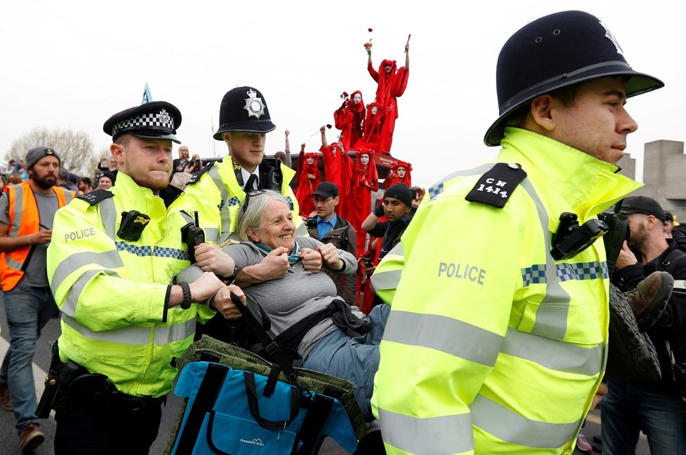 Policie v britské metropoli už zatkla skoro 300 ekologických aktivistů, kteří zde od pondělka narušují dopravu ve snaze vynutit si kroky vlády proti klimatickým změnám. (17.4.2019)