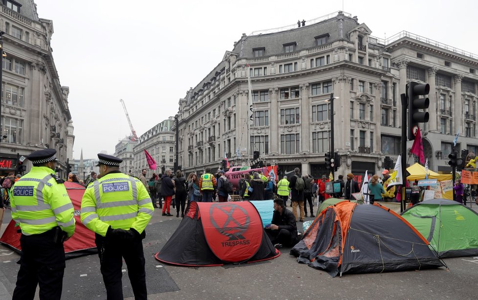 Policie v britské metropoli už zatkla skoro 300 ekologických aktivistů, kteří zde od pondělka narušují dopravu ve snaze vynutit si kroky vlády proti klimatickým změnám. (16.4.2019)