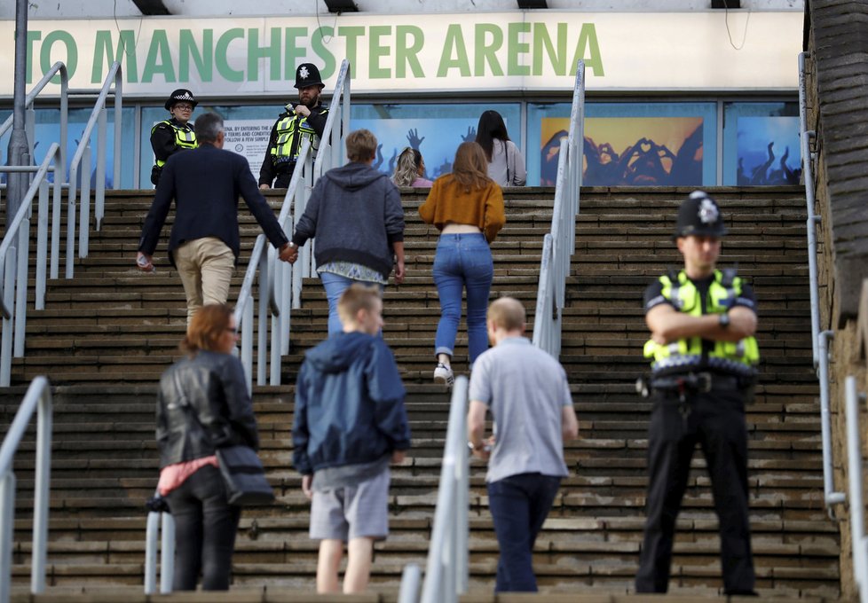 Zvýšená bezpečnostní opatření před koncertní arénou v Manchesteru.