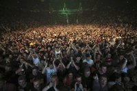 První koncert po teroru: Arénu v Manchesteru zaplnily tisíce lidí